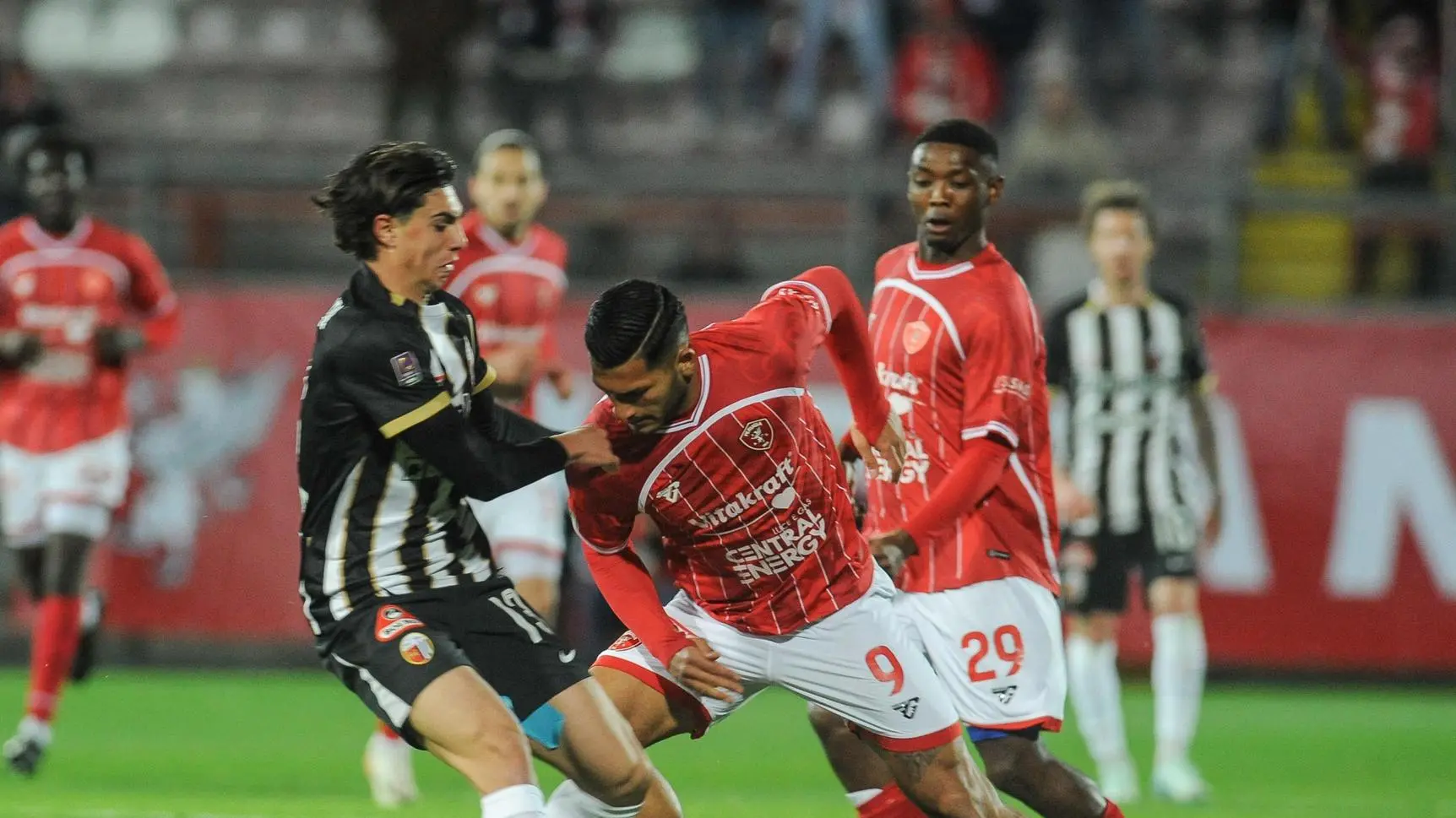 «Tensione alle stelle! Il Perugia allunga a +7, mentre la battaglia per sfuggire ai playout si complica!»