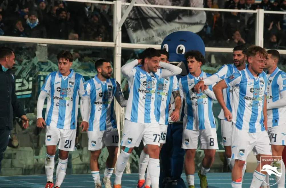 Drama a Pescara: Arezzo conquista la vittoria 0-1, il Delfino affonda tra polemiche e espulsioni!