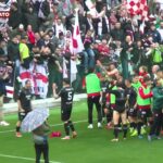 ESCLUSIVO VIDEO: L’entusiasmo dei tifosi travolge la squadra dopo la storica vittoria della Virtus! Scopri la festa biancoscudata!