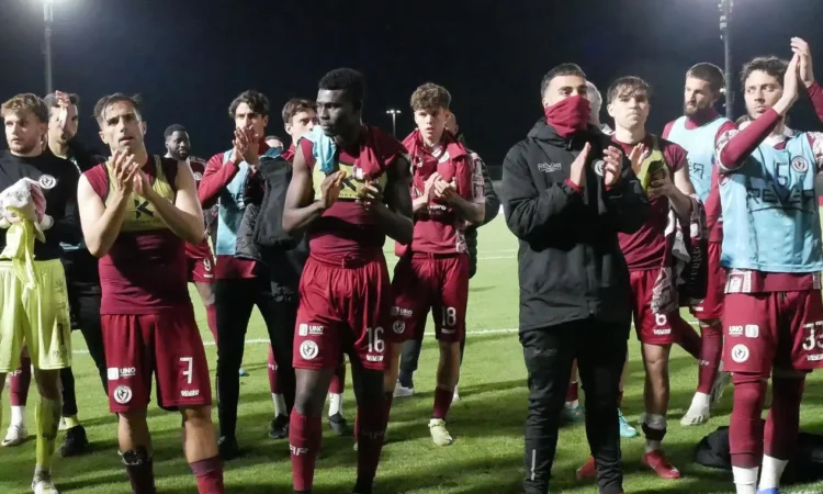 I giocatori dell’Arezzo sotto la curva Minghelli dopo la fine della partita: i tifosi hanno comunque applaudito la squadra